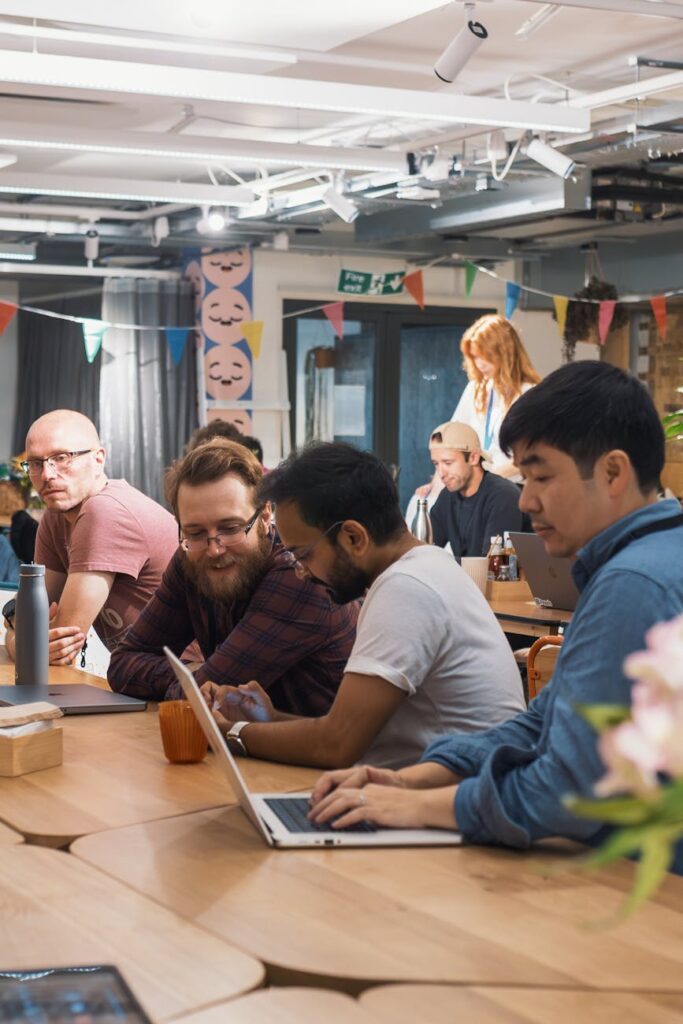 Equipo trabajando en una estrategia SEO