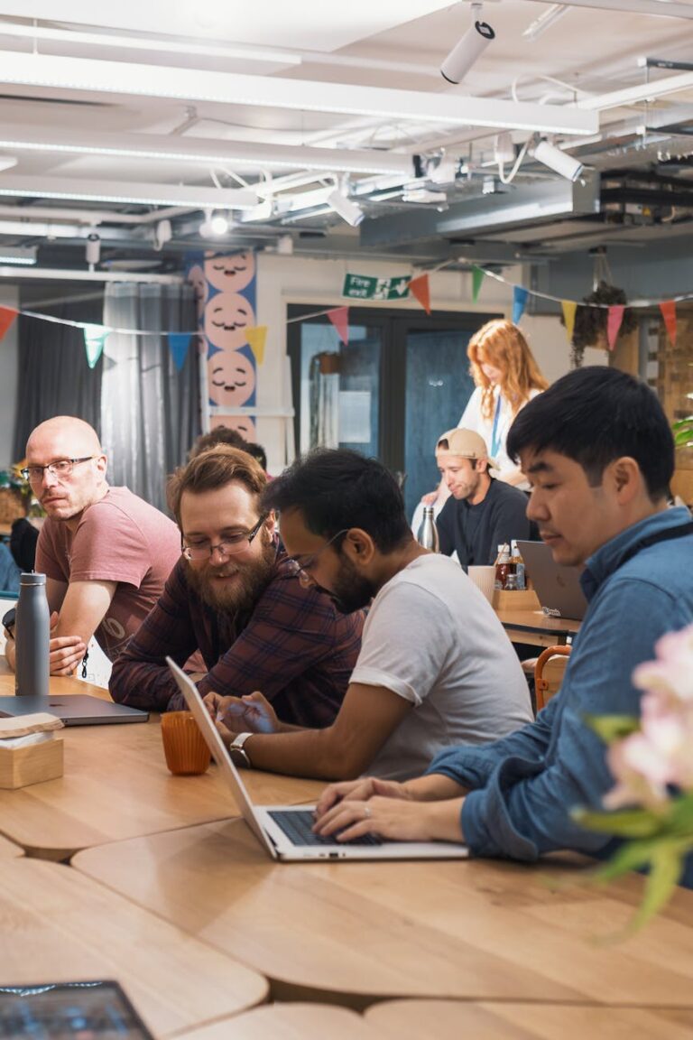 Equipo trabajando en una estrategia SEO