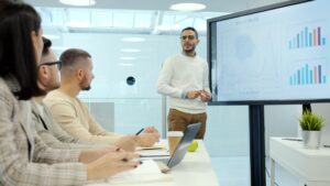 Equipo diverso analiza datos de embudo de ventas con IA en oficina moderna.
