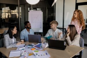 Profesionales analizando gráficos en una oficina moderna, discutiendo estrategias de marketing digital.